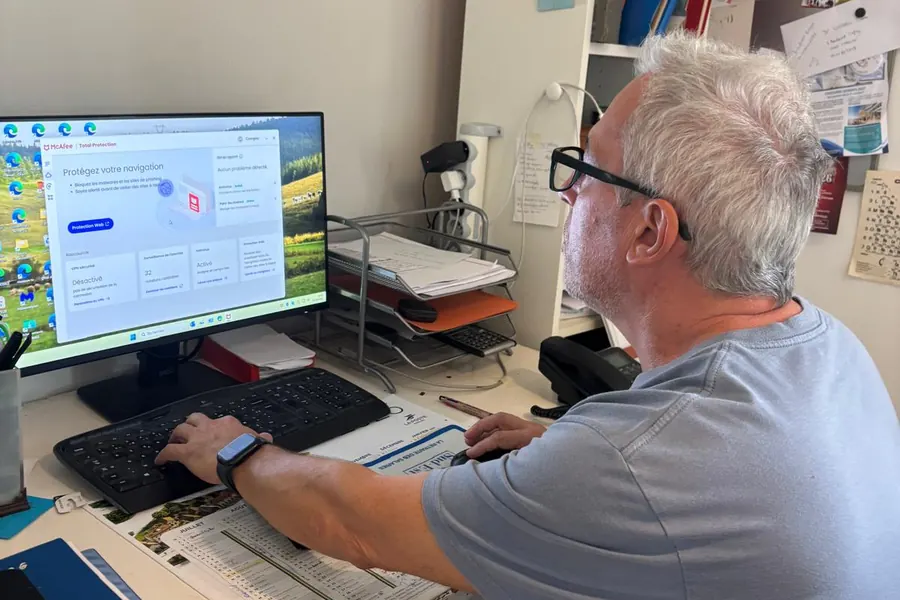 Jean-Paul Marras contrôle l’antivirus d’un ordinateur chez un client