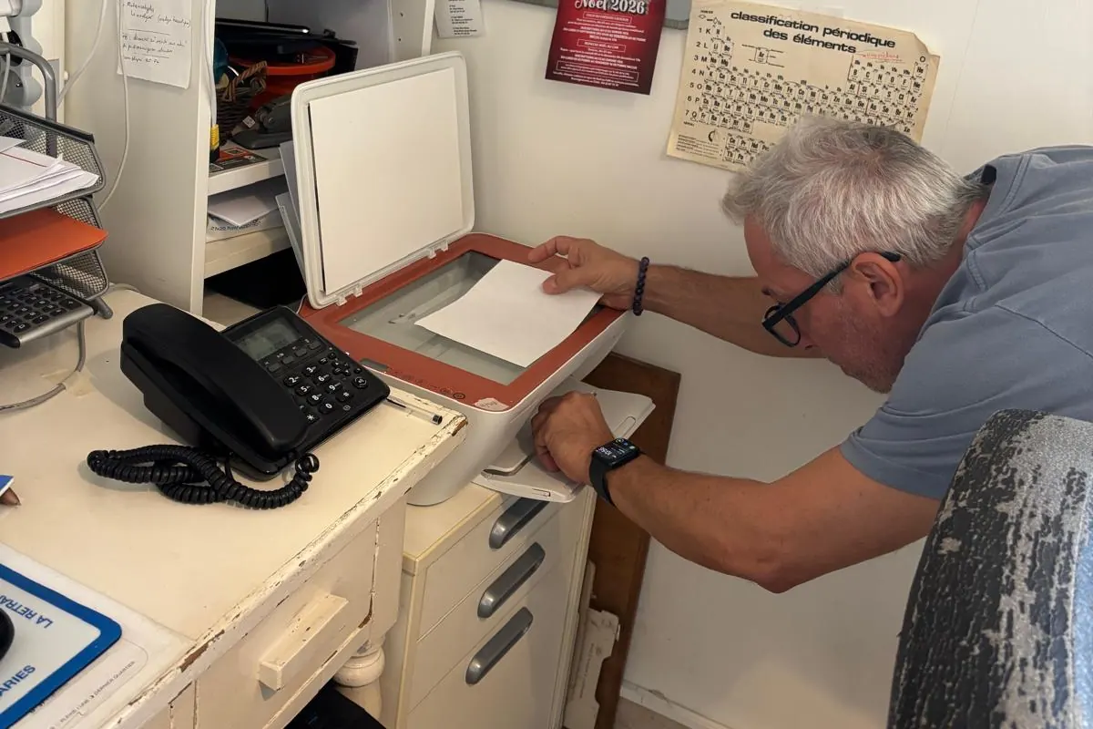 Jean-Paul Marras vérifie le scanner d’une imprimante chez un client