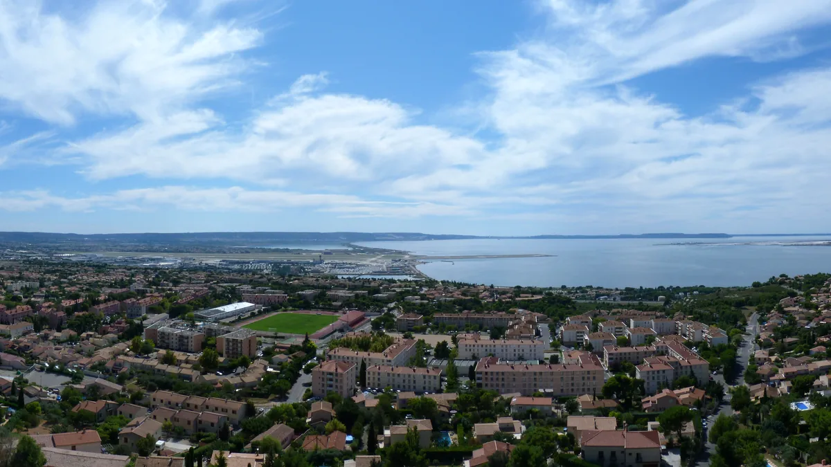 Vue générale de Vitrolles et de sa zone urbaine